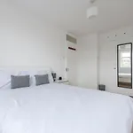 Modern Luxury Apartment By Mile End