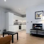 Contemporary Apartment Overlooking Barrier Park