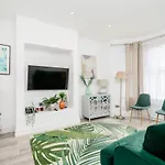 Modern 2 Bed Apartment Close To Westfield Stratford Mall With Garden