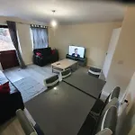 Close To Central London 4 Bedroom House Free Car Parking 7 Beds Sleeps 16 People 2 Bathrooms