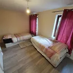 Close To Central London 4 Bedroom House Free Car Parking 7 Beds Sleeps 16 People 2 Bathrooms