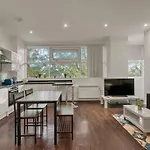Cosy & Modern Studio