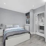 Your Cosy Stay Modern 2 Double Bedroom Full Kitchen & Parking 5 Min Walk To Station