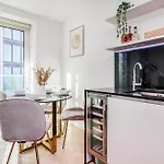 New Riverside Apt Sleeps 5 Easy To Tour London