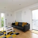 Spacious & Modern 1 Bedroom Close To Station In E16