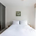 Well-Connected Cosy And Bright Modern Flat
