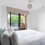 Well-Connected Cosy And Bright Modern Flat