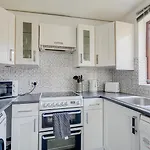 Perfect Apartment In Canada Water With Parking