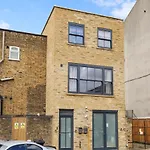 Stylish Large 3-Bed Apartment, Quick Access To London Sights, Free Parking