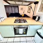 2 Bed, 2 Bath, Ground Floor Whole Apartment With Parking, Near Central London & Stratford, Close To Station, Zone 2