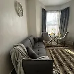 5 Min From Westfield, Stratford, Central , And Elizabeth Olympic Park With Free Netflix