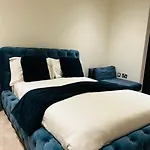 Luxury High Rise 2-Bed With Lovely View In Canary Wharf