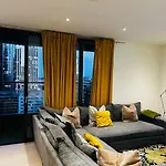 Luxury High Rise 2-Bed With Lovely View In Canary Wharf