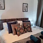 Cosy & Comfortable 3 Bed House, Office & Driveway