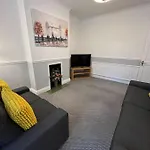 Cosy & Comfortable 3 Bed House, Office & Driveway
