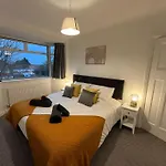 Cosy & Comfortable 3 Bed House, Office & Driveway