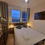 Modern 2 Bedroom 2 Bathroom Flat, Free Parking