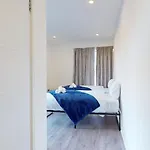 Spacious 8-Person House Near Excel Free Parking