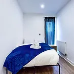 Spacious 8-Person House Near Excel Free Parking