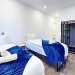 Spacious 8-Person House Near Excel Free Parking