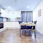 Spacious 8-Person House Near Excel Free Parking