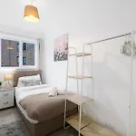 Charming 2-Bedroom, 1-Bathroom Apartment In Transom Square