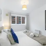 Charming 2-Bedroom, 1-Bathroom Apartment In Transom Square