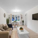 Charming 2-Bedroom, 1-Bathroom Apartment In Transom Square