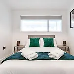 Stylish London Apt With Free Parking And Canal Views