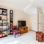 Stylish & Spacious 3-Bed Home In Vibrant Bow