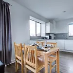 Canning Town 4-Person Flat With Free Parking