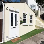 Cute & Stylish 2 Bed House 10 Mins To Woolwich Dlr