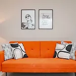The Stylish Shamrock City Escape - Luxury Apt With Garden - Near Westfields - Sleeps 8