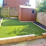 3Bed 2Bath House-Free Parking-Hi Speed Wifi-Garden-Entire Home-2Mins From Train Station