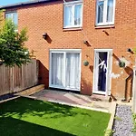 3Bed 2Bath House-Free Parking-Hi Speed Wifi-Garden-Entire Home-2Mins From Train Station