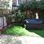 London Stratford - Spacious 2 Bed Flat With Secured Parking & Private Garden