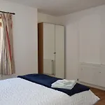 London Stratford - Spacious 2 Bed Flat With Secured Parking & Private Garden