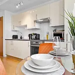 Modern Canary Wharf Apt - Cozy Super King Bed