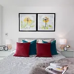 Lincoln Plaza Studio Apartments
