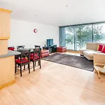Bright 2 Bed 2 Bath Apt Near Canary Wharf