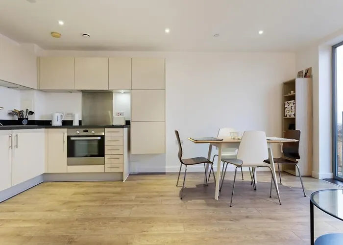 Modern 1 Bedroom Apartment Near Canary Wharf With Balcony