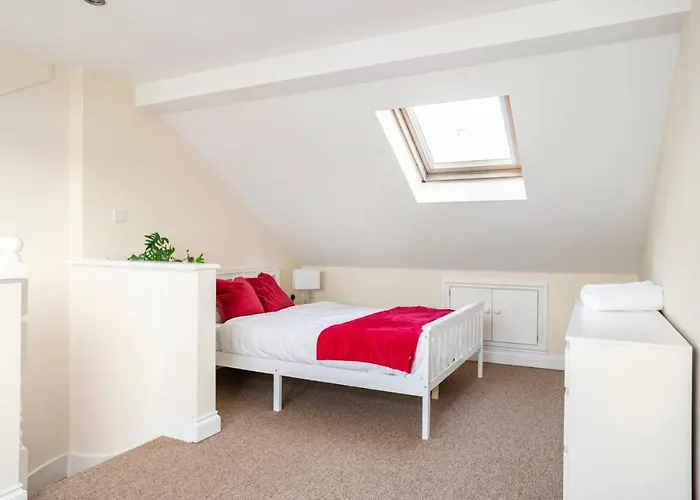 2 Bed Terraced House With Loft In Stratford London