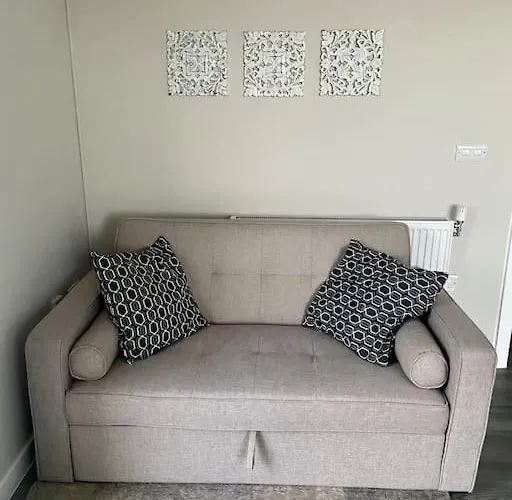 Modern 1-Bedroom Apartment Close To City Airport