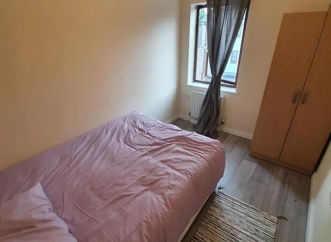 Close To Central London 4 Bedroom House Free Car Parking 7 Beds Sleeps 16 People 2 Bathrooms