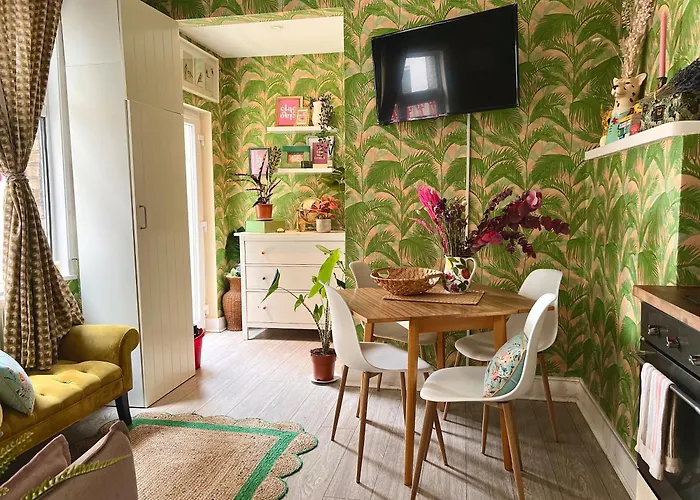 City Cottage With Cosy Garden In London