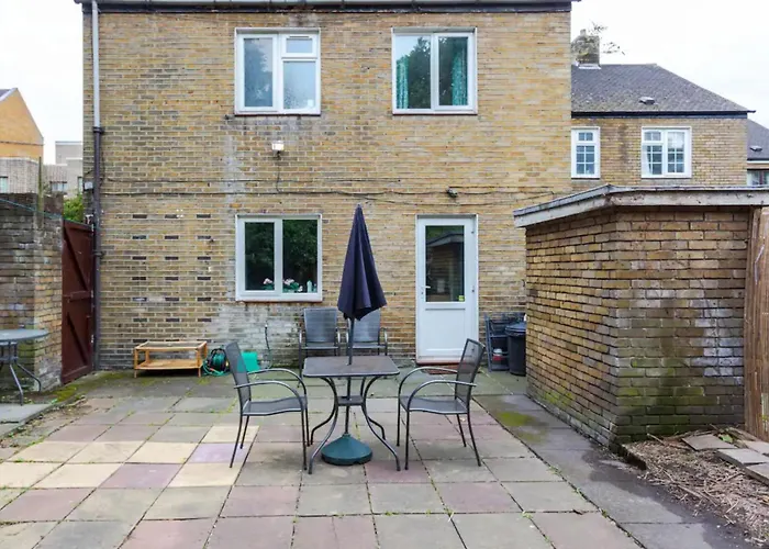 Homely 3 Bedroom House With A Garden