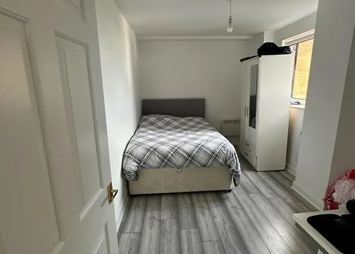 Room In A Shared Flat, E16