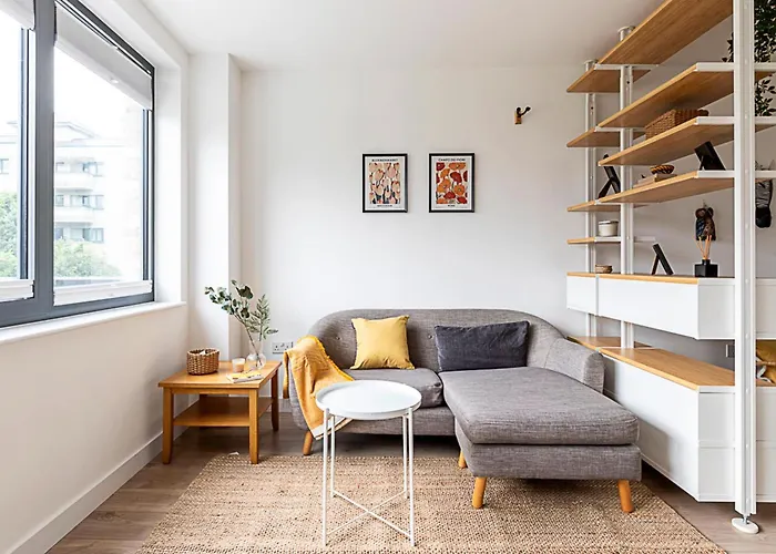 Well-Connected Cosy And Bright Modern Flat