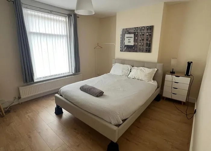 The Big 3 Bedroom London House 2 Bathrooms