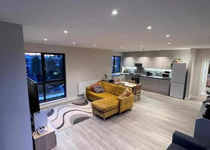 3Br-3Bath-Central London-Parking-Petsok-Fireplace